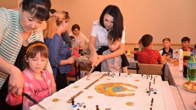 25-килограммовый торт подарили сиротам карагандинские полицейские 