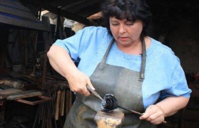 Жительница ВКО ради здоровья дочери пошла работать кузнецом