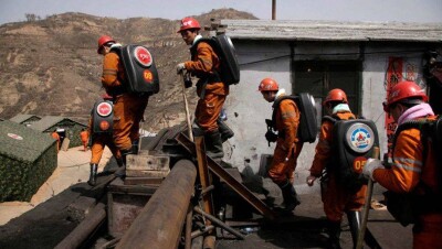 21 горняк погиб в результате обвала на шахте в Китае