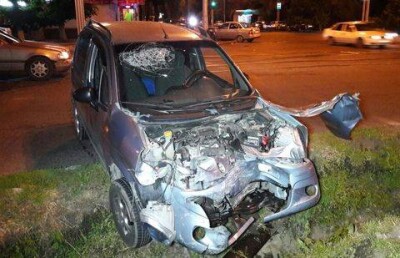 В лобовом столкновении в Алматы Lada уничтожила капот Daewoo Matiz
