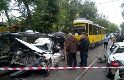 Почему дешёвые трамваи сносят дорогие автомобили на улицах Алматы