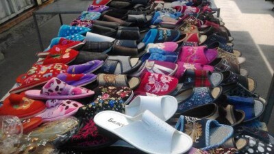 Жительницу Актау осудили за контрабанду 32 тысяч пар домашних тапочек