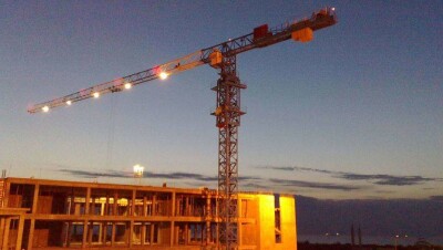 Потенциально опасные башенные краны начали демонтировать в Астане