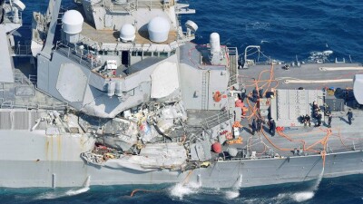 Семь моряков пропали без вести при столкновении эсминца ВМС США с торговым судном