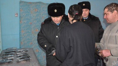 Полиция СКО поздравила бомжей с Новым годом и раздала им носки