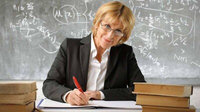 В Караганде учителей-пенсионеров попросили вернуться в школы