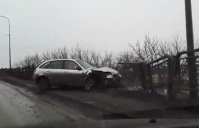 Автомобиль повис на мосту после ДТП в Караганде