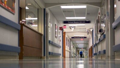 30 пациентов, заражённых Covid-19, выбили дверь больницы в Уральске. Они считают, что здоровы