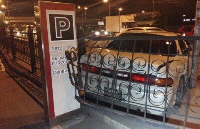 В Алматы из-за спешки Mercedes пострадали две машины, одна из которых влетела в столб