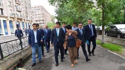 На "кривые заборы" и "непонятные штыри" указал Байбек в Алмалинском районе Алматы