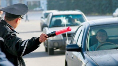 В Уральске полицейские подрались с нарушителями дорожного движения