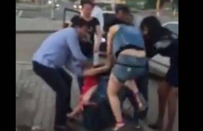 Женскую драку сняли на видео очевидцы в Астане