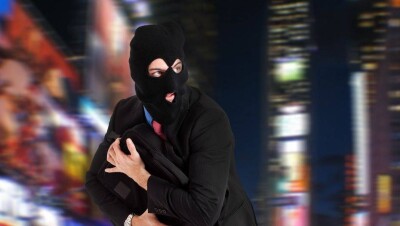 Вор-неудачник растерял половину краденых денег, убегая по улицам Кокшетау