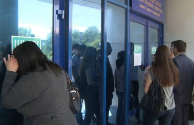 В Усть-Каменогорске родители и выпускники штурмуют центр тестирования