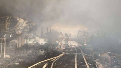 В Алматы на станции техобслуживания произошёл крупный пожар со взрывом, сгорели девять машин