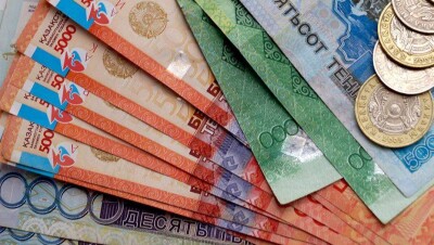 Тенге продолжил дешеветь на бирже