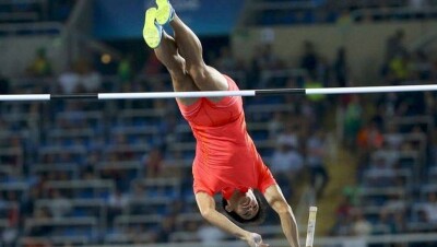 Японский прыгун с шестом сбил планку каким-то чудом