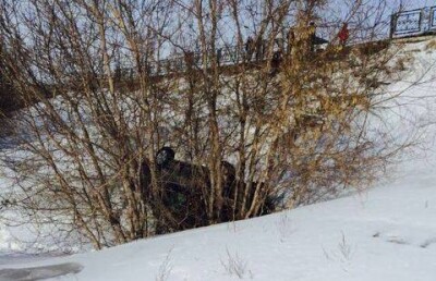 ЧП в Караганде: автомобиль слетел с моста