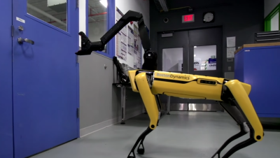 Роботов компании Boston Dynamics научили помогать друг другу