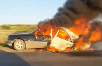 На трассе под Карагандой сняли на видео объятый пламенем Mercedes