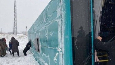 Автобус с 40 пассажирами опрокинулся в кювет на трассе в Карагандинской области