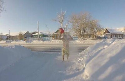 Обнажённые казахстанцы продолжают вызывать друг друга на зимний экстрим