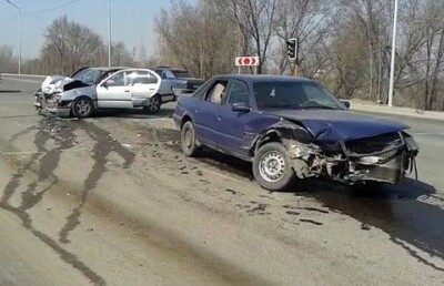 Четыре человека пострадали в крупной аварии в Алматы