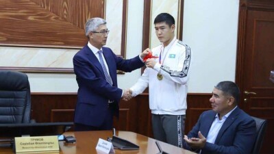 Боксёру Бекзату Нурдаулетову вручили ключи от двухкомнатной квартиры в Актау