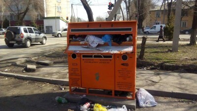 В Талдыкоргане контейнеры для ртутьсодержащих ламп заполнили бумагой и окурками 