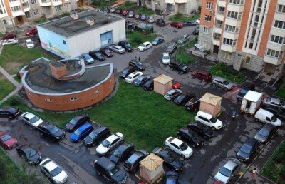 Жители Усть- Каменогорска не могут попасть домой из-за автомобилей во дворе