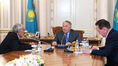 Назарбаев встретился с учёными Сериком Кирабаевым и Уалиханом Калижановым