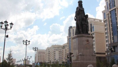 Нурсултан Назарбаев поблагодарил карагандинцев за аллею и монумент, подаренные Астане