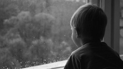 В Алматы женщина оставила ребёнка у знакомого и пропала 