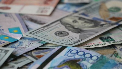 Ниже 320 тенге опустился курс доллара на бирже