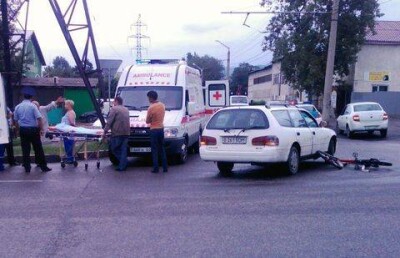 В Алматы на асфальте отмывали кровь: в ДТП пострадал велосипедист