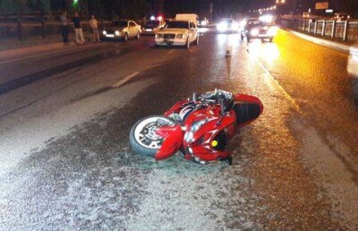 Зазевавшийся водитель легковушки сбил байкера и его пассажира в Алматы