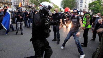 Акция "жёлтых жилетов" во Франции: полицейский избил журналиста