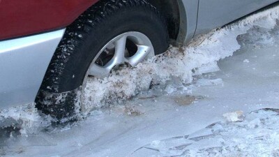 Автомобили вмёрзли в лёд после порыва на водопроводе в Усть-Каменогорске