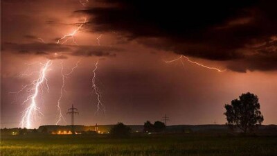 В СКО молния убила мальчика и двух человек, прибывших на помощь