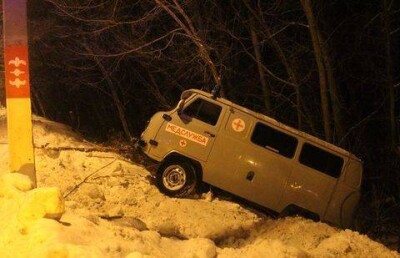 Машина "скорой помощи", перевозившая ребёнка, ударилась о столб и слетела с трассы в Уральске