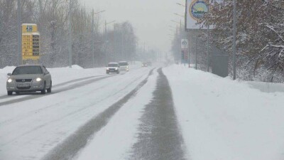 Қолайсыз ауа райына орай бірнеше өңірде жолдар жабылды