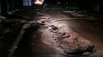 Просевший грунт стал причиной автомобильных заторов в одном из районов Алматы