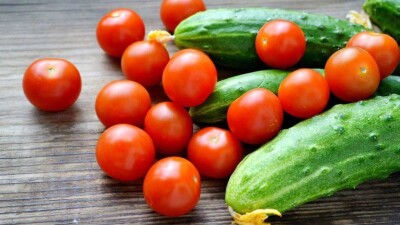 С началом сезона в Казахстане резко подешевели огурцы и помидоры