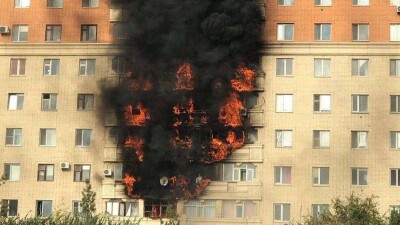Около 40 квартир пострадало во время пожара в многоэтажном доме в Актобе