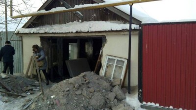 В Уральске машина ночью пробила стену дома