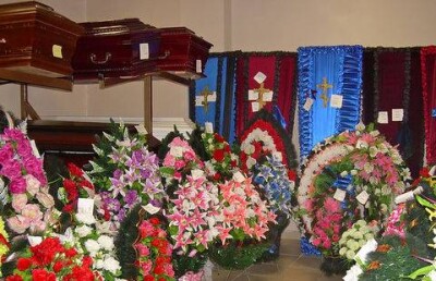 Бизнесмен на фоне похоронных венков поблагодарил НПП "Атамекен" за помощь