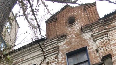 В Уральске городские власти не замечают разрушающийся дом