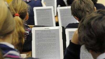 Общественник из Астаны просит Минобразования предоставить выбор школьникам между учебниками и планшетами