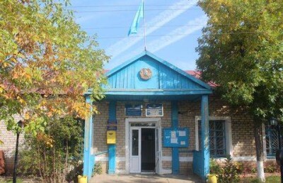 У сельчан при входе в районный акимат отбирают сотовые телефоны