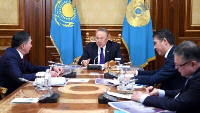 Назарбаев поручил избавить учеников и родителей от излишней учебной нагрузки